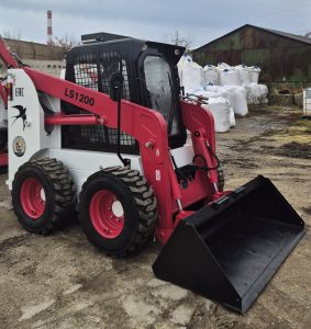 Мини-погрузчик с бортовым поворотом Ласточка LS1200 (YANMAR)
