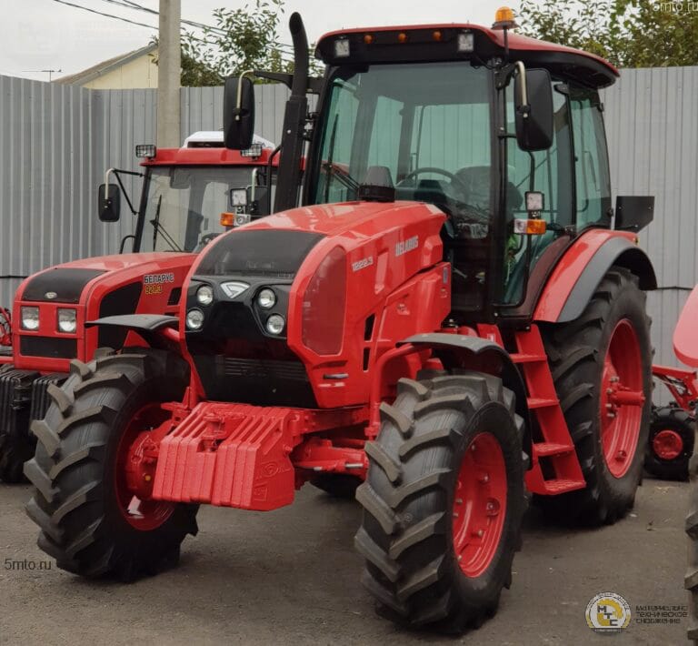 Трактор Беларус 1221.3 с дополнительным баком и пневмосистемой